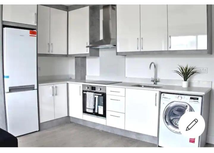 Lovely 2-Bedrooms With Free Parking Canvey Island Extérieur photo
